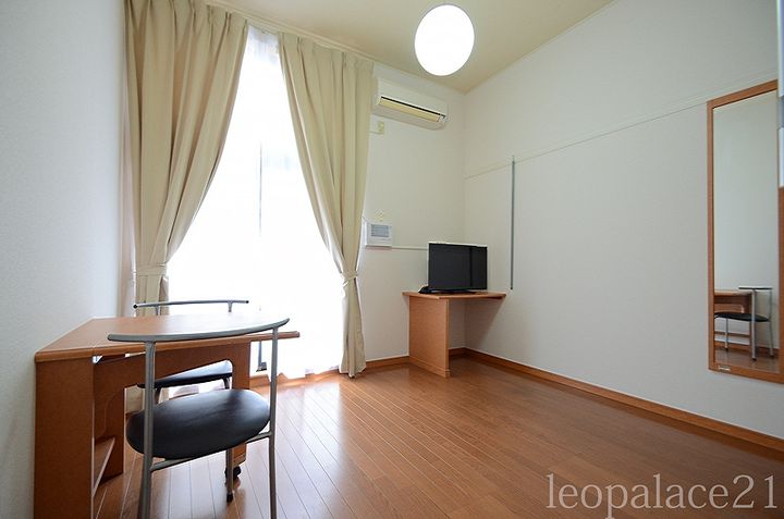 レオパレスT KブランドールⅢの居間