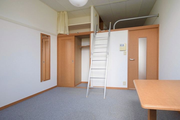 レオパレスグランデの居間