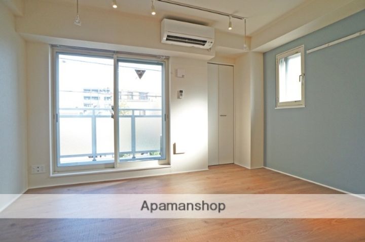 神奈川県横浜市西区浅間町2丁目の賃貸マンションの居間