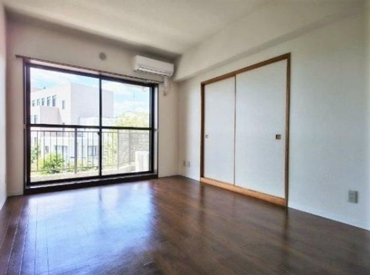 神奈川県横浜市神奈川区中丸の賃貸マンションの居間