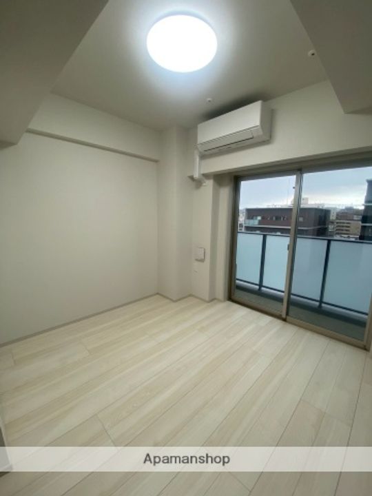 神奈川県横浜市西区浜松町の賃貸マンションの居間