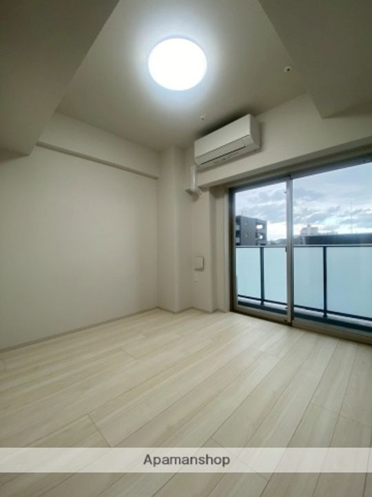 神奈川県横浜市西区浜松町の賃貸マンションの居間