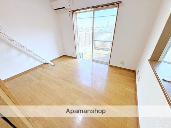 神奈川県横浜市神奈川区西大口の賃貸アパートの居間