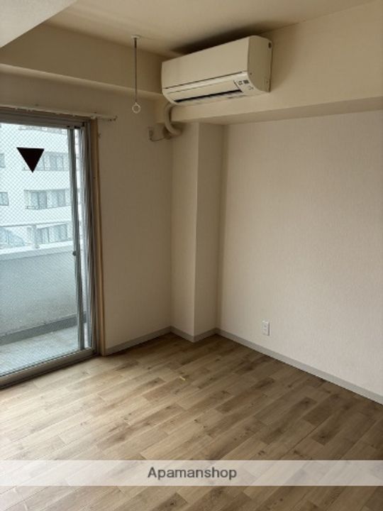 神奈川県横浜市西区南浅間町の賃貸マンションの居間