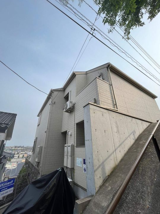 神奈川県横浜市金沢区富岡西3丁目の賃貸アパートの外観