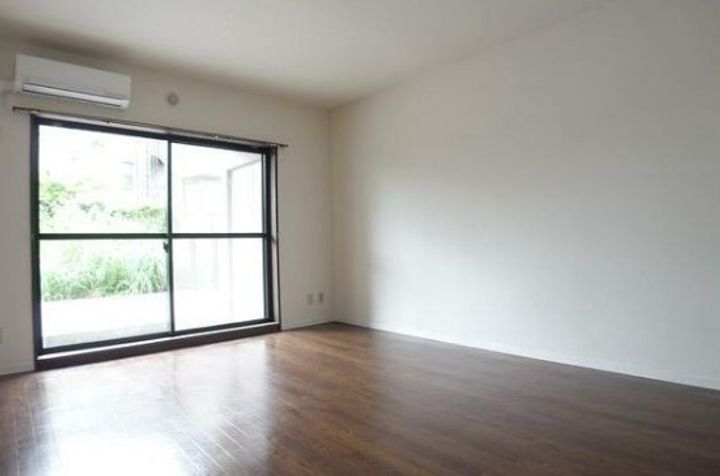 神奈川県横浜市神奈川区中丸の賃貸マンションの居間