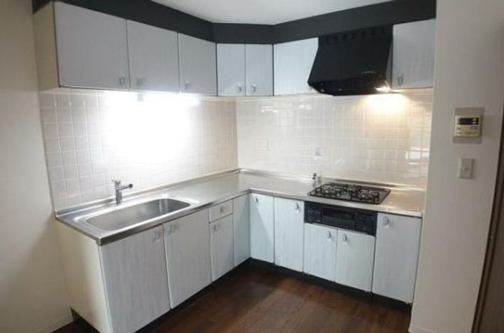 神奈川県横浜市神奈川区中丸の賃貸マンションのキッチン