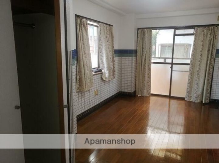 神奈川県横浜市保土ケ谷区岩井町の賃貸マンションの居間