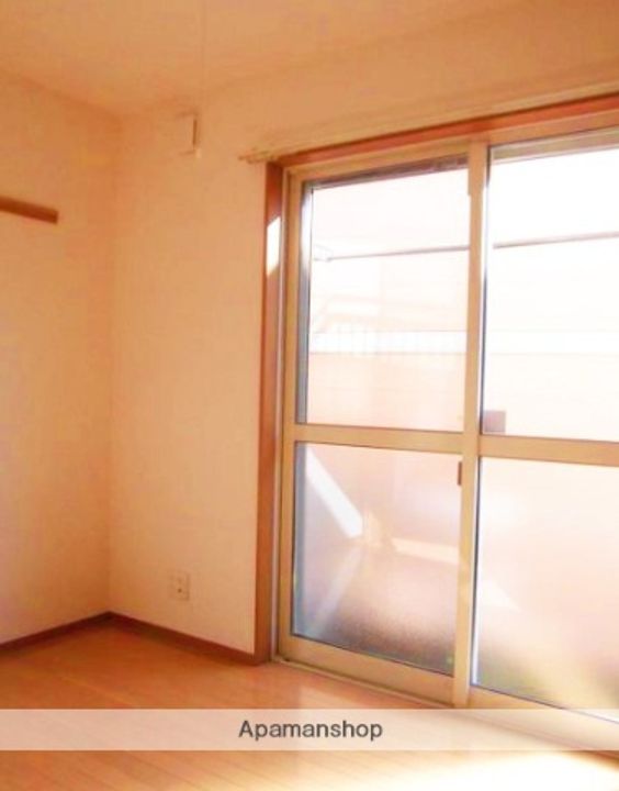 神奈川県横浜市神奈川区白幡上町の賃貸アパートの居間