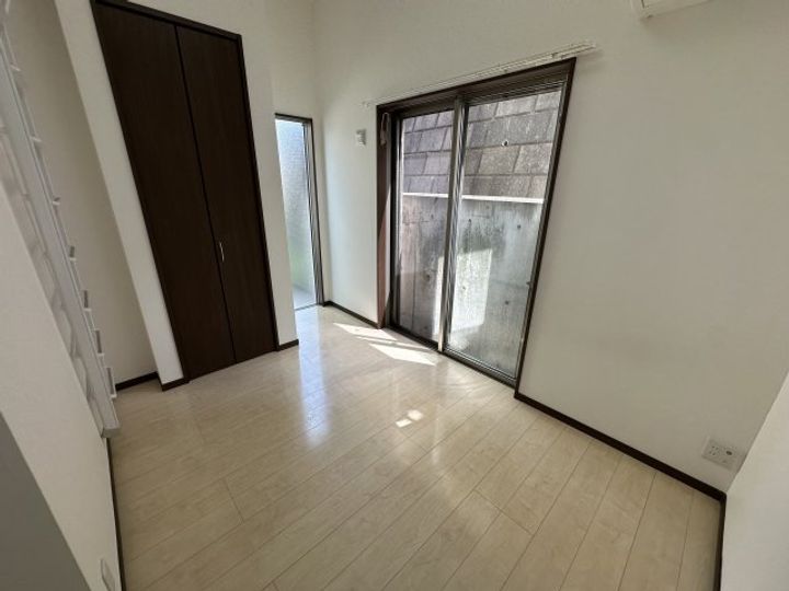 神奈川県横浜市神奈川区三ツ沢南町の賃貸アパートの居間