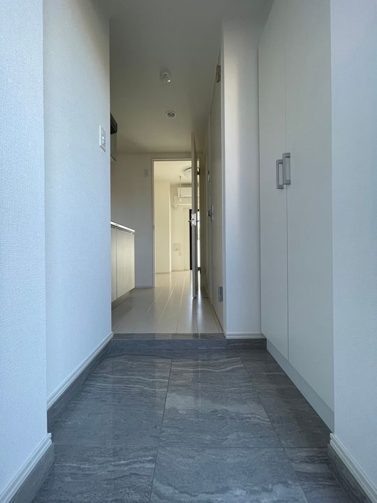 神奈川県横浜市神奈川区西神奈川1丁目の賃貸マンションの玄関