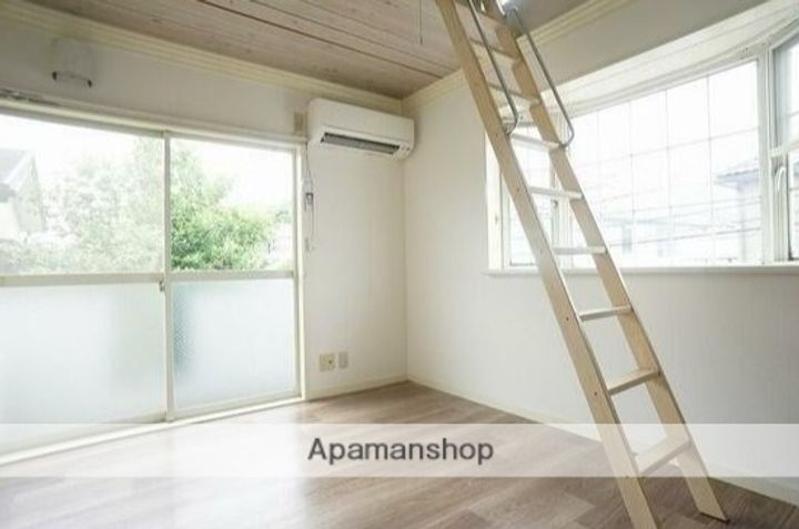 フラット上星川の居間