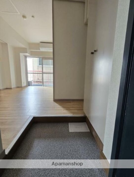 岩金ビルの玄関