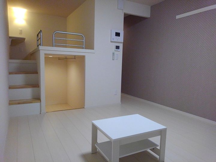 ミランダYK月見台105の居間