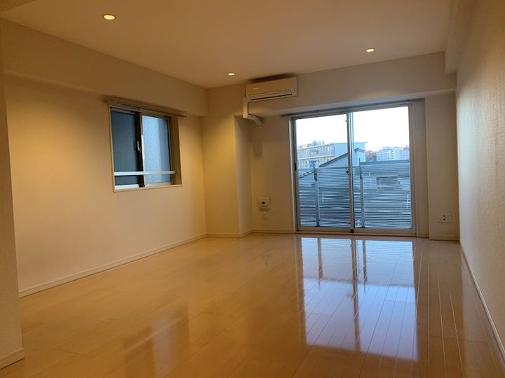 神奈川県横浜市西区浜松町の賃貸マンションの居間