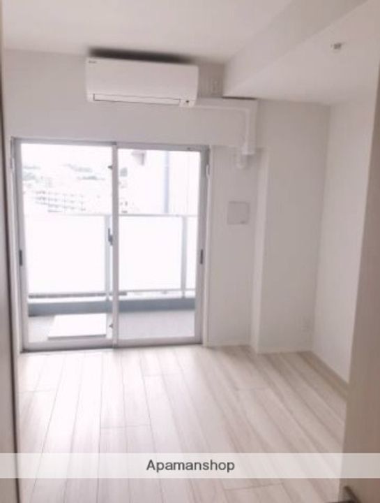 神奈川県横浜市南区新川町5丁目の賃貸マンションの居間