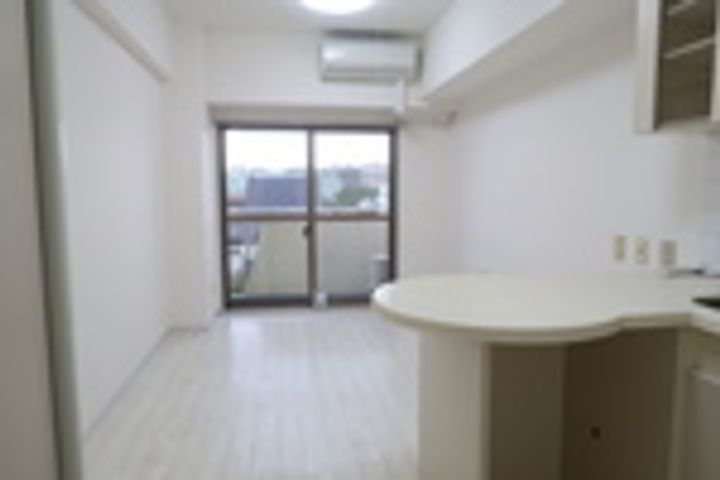 神奈川県横浜市栄区桂町の賃貸マンションの居間