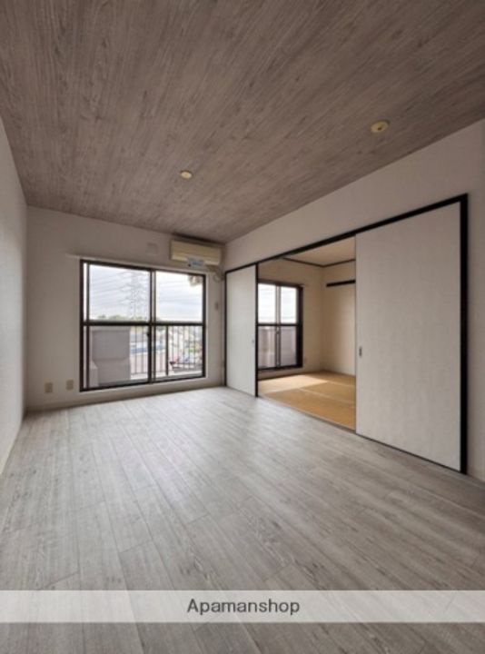 神奈川県横浜市戸塚区前田町の賃貸マンションの居間