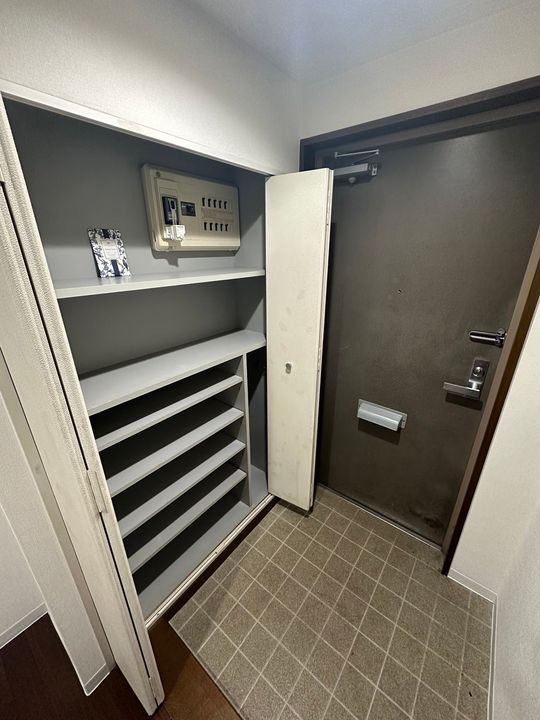 神奈川県横浜市神奈川区中丸の賃貸マンションの玄関