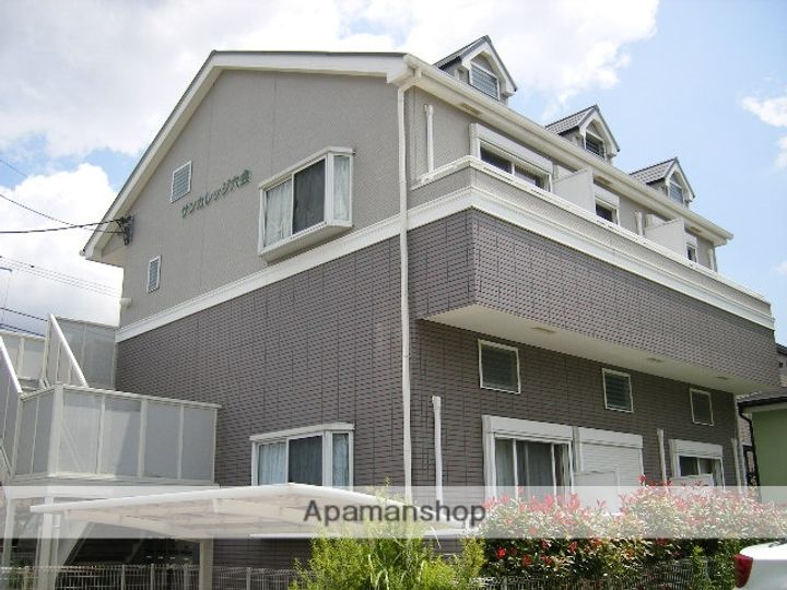 サンカレッジ六会の外観