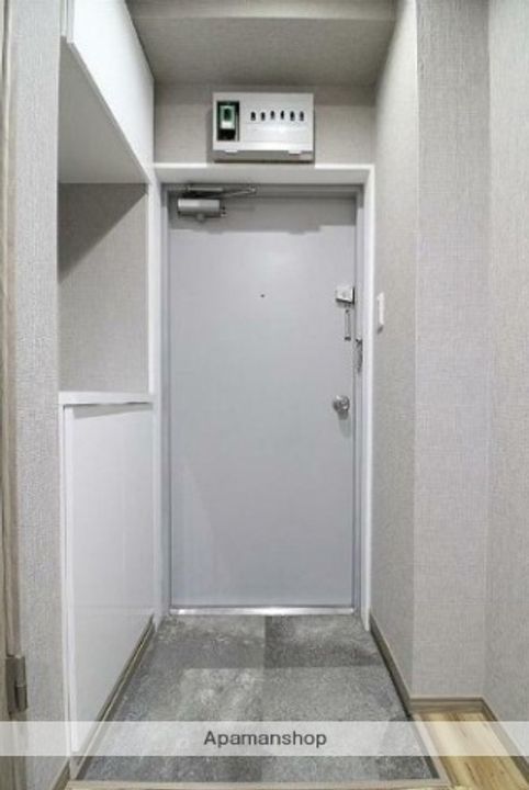 神奈川県横浜市鶴見区鶴見中央1丁目の賃貸マンションの玄関