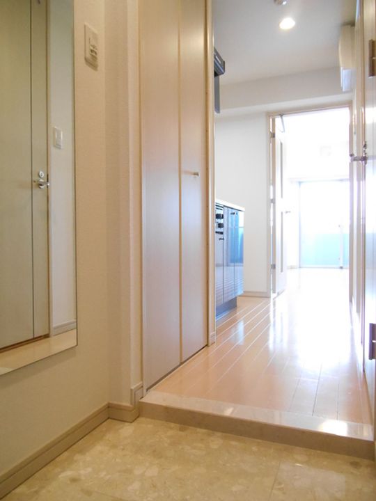 神奈川県横浜市南区万世町1丁目の賃貸マンションの玄関