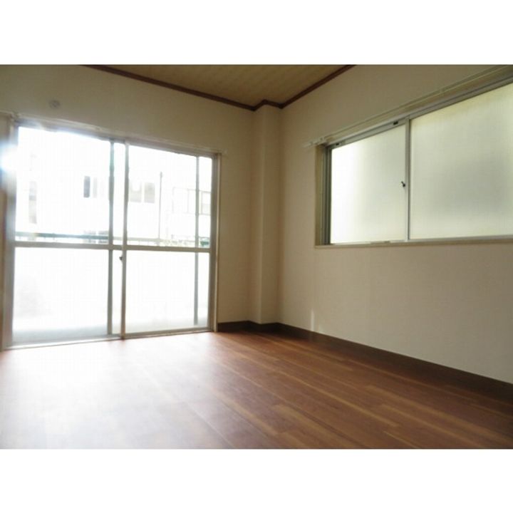 神奈川県横浜市西区浅間町1丁目の賃貸マンションの居間