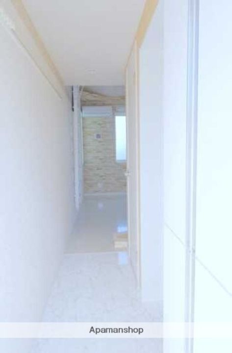 神奈川県横浜市金沢区富岡東3丁目の賃貸アパートの玄関