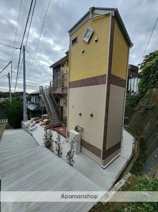 神奈川県横浜市金沢区富岡東3丁目の賃貸アパートの外観