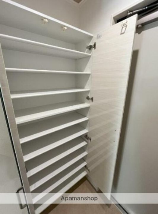 KOTIHARU C棟の玄関