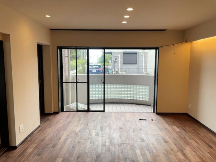 神奈川県横浜市神奈川区白幡東町の賃貸マンションの居間