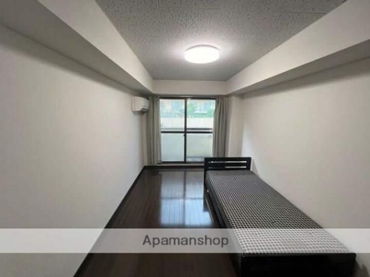 神奈川県横浜市戸塚区上倉田町の賃貸マンションの居間