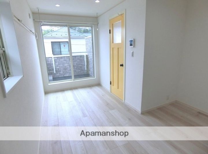 ハーミットクラブハウス横濱西谷の居間