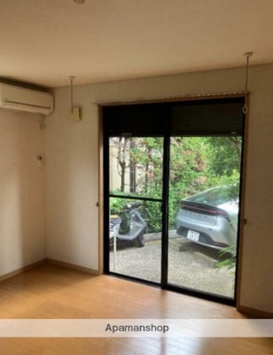 神奈川県横浜市磯子区岡村1丁目の賃貸アパートの居間