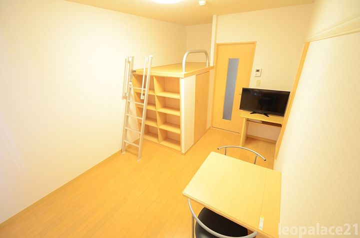 レオパレスメゾン鵠沼の居間