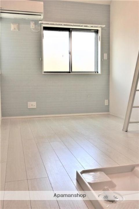 神奈川県横浜市鶴見区上の宮1丁目の賃貸アパートの居間