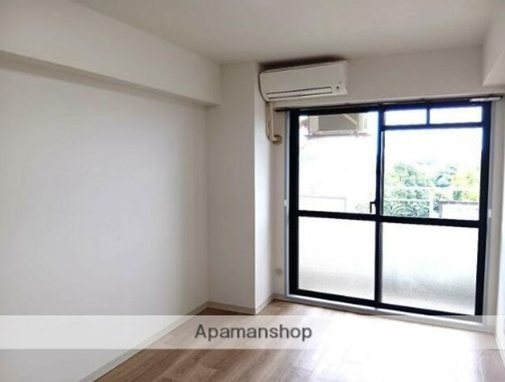 神奈川県横浜市西区霞ケ丘の賃貸マンションの居間