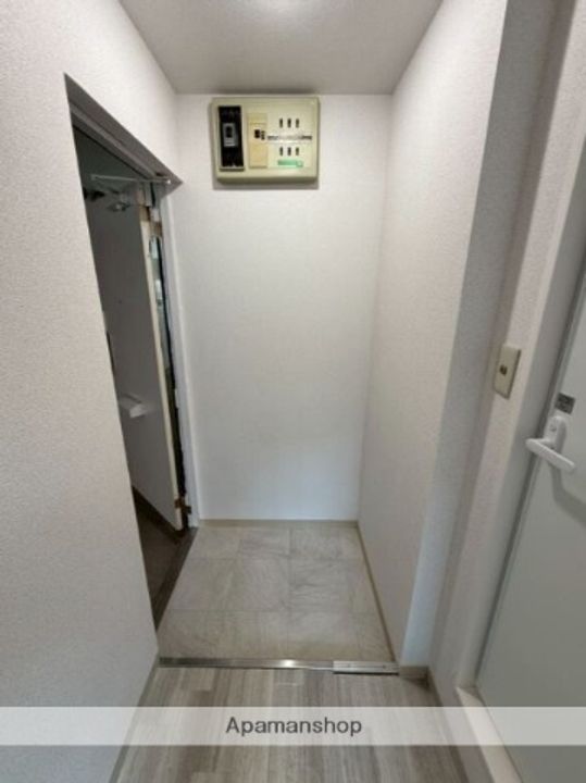 神奈川県鎌倉市植木の賃貸アパートの玄関