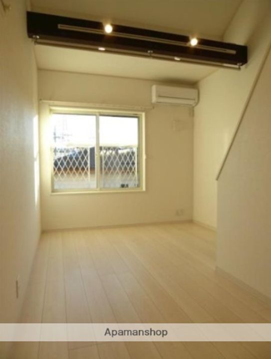 神奈川県横浜市神奈川区三ツ沢南町の賃貸アパートの居間