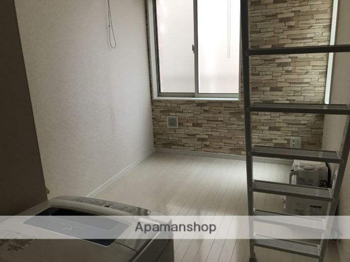 神奈川県横浜市鶴見区東寺尾東台の賃貸アパートの居間