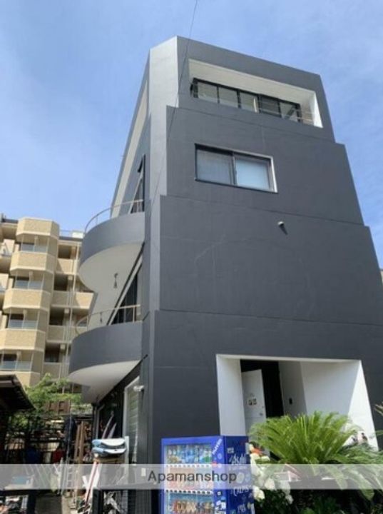 片瀬海岸3丁目ビルの外観