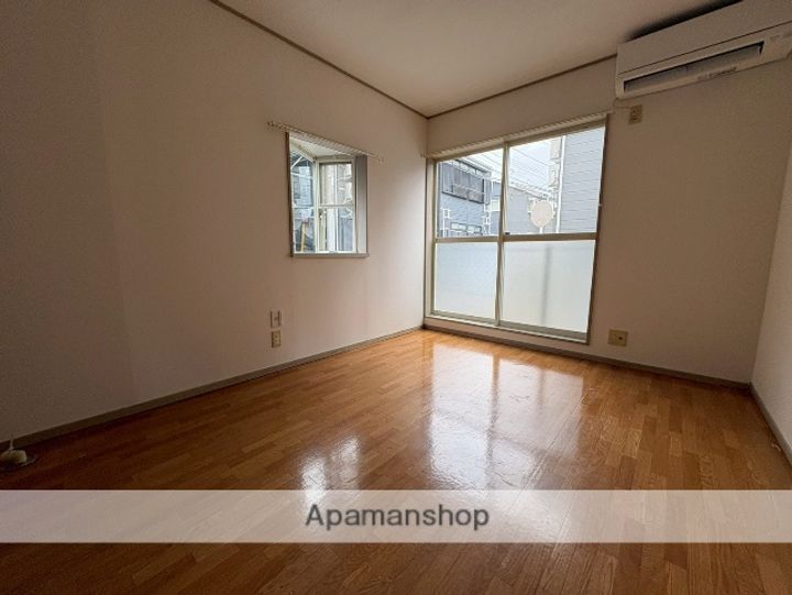 神奈川県厚木市飯山南2丁目の賃貸アパートの居間