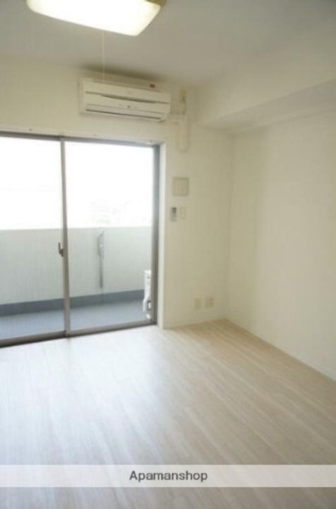 神奈川県横浜市南区山王町4丁目の賃貸マンションの居間