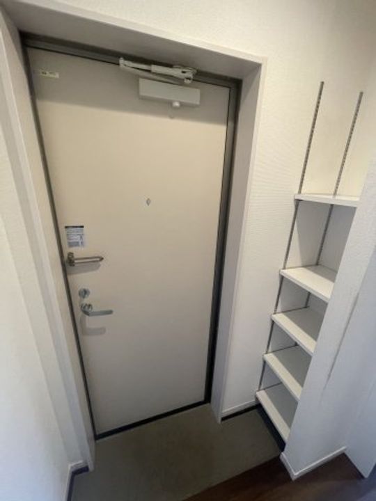 東京都荒川区西尾久3丁目の賃貸アパートの玄関