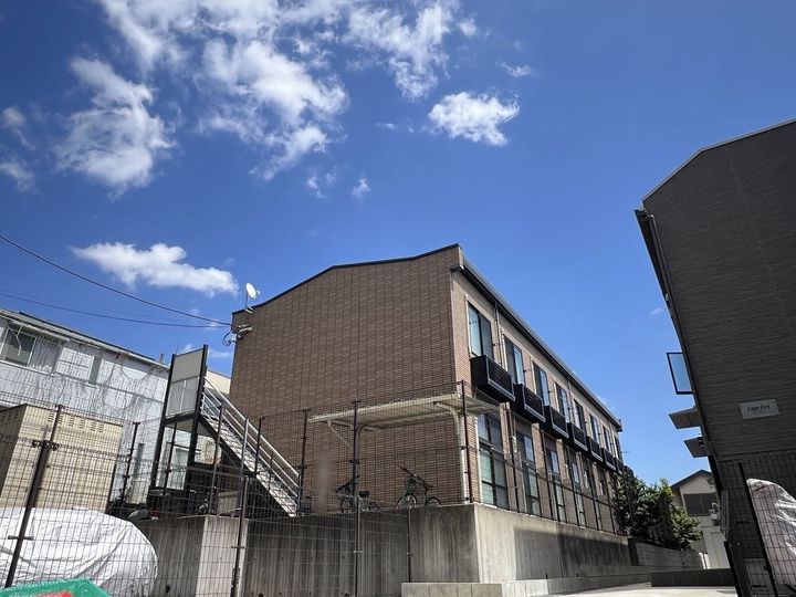 レオパレスクレストヒルズ向原の外観