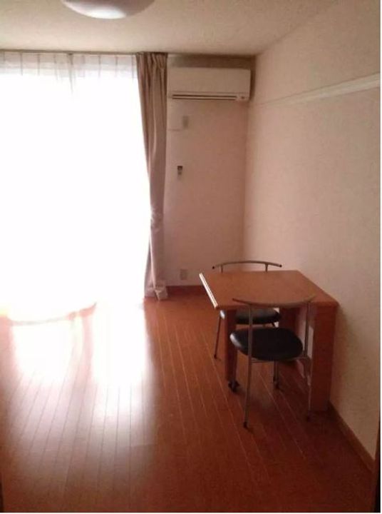 レオパレスエスティー湘南Aの居間