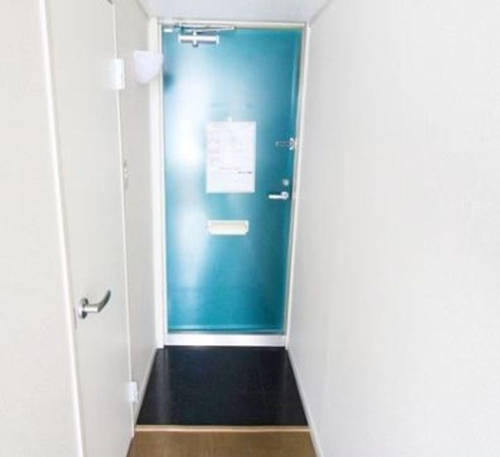 レオパレスエスティー湘南Aの玄関