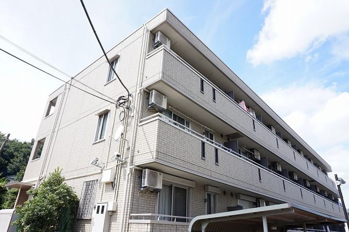 サニーフラット三ツ沢303の外観