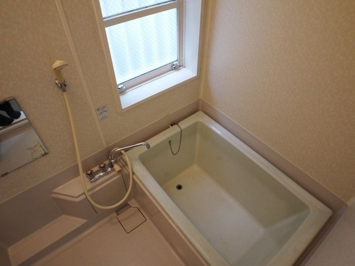 神奈川県横浜市鶴見区岸谷4丁目の賃貸アパートの風呂