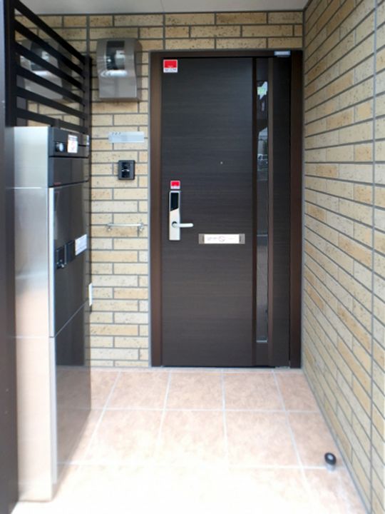 ターナ木曽西 B棟の玄関